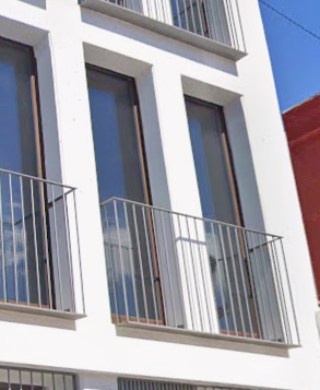 Detalle de balcones estrechos en una fachada contemporánea