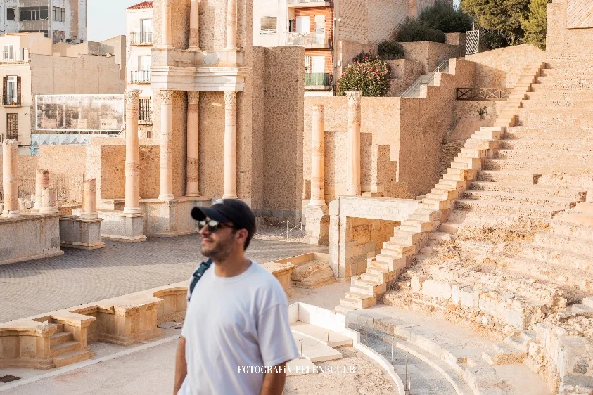 Columnas del Teatro Romano y Javi — imagen 1