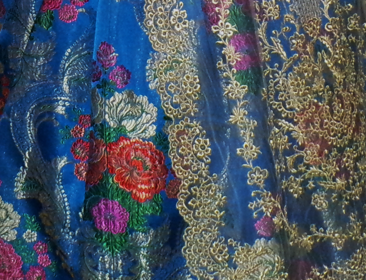 Vestido de fallera azul eléctrico con flores multicolores y encaje dorado